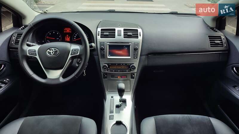 Седан Toyota Avensis 2014 в Киеве