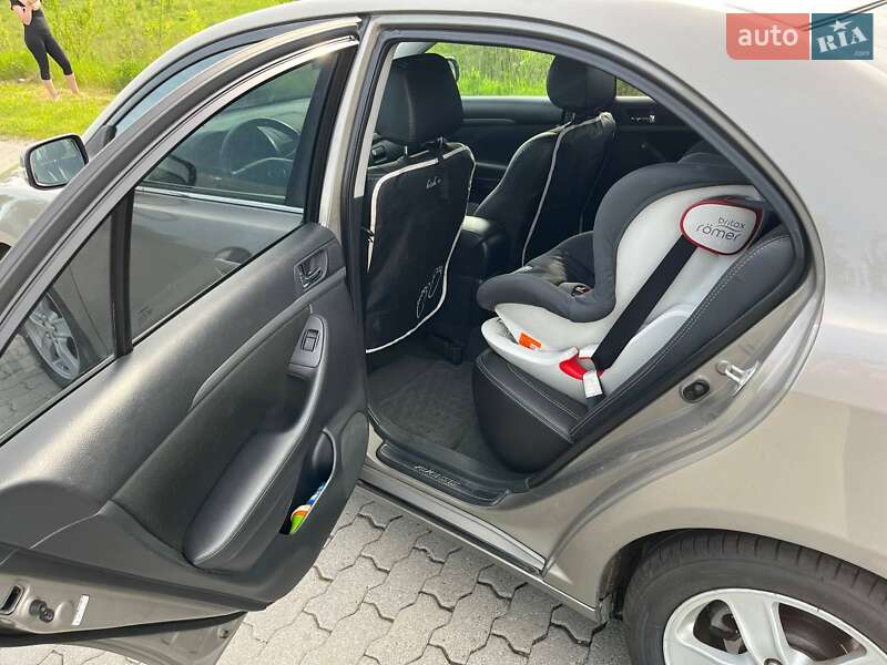 Седан Toyota Avensis 2006 в Львові