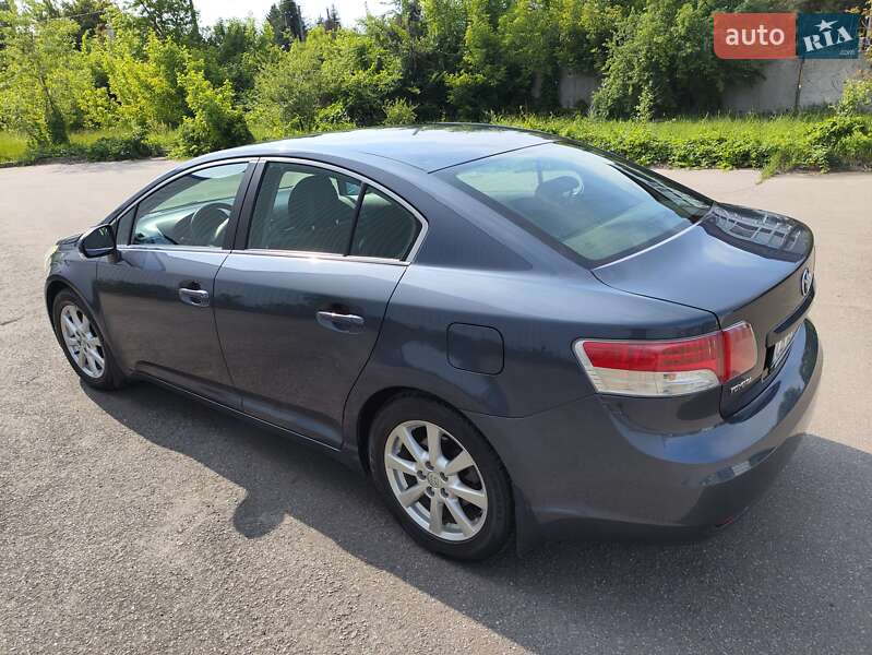 Седан Toyota Avensis 2010 в Нежине