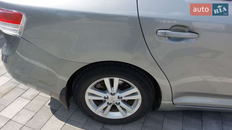 Седан Toyota Avensis 2011 в Виннице