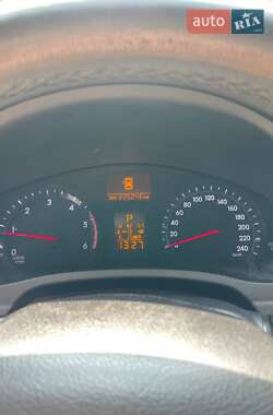 Седан Toyota Avensis 2012 в 