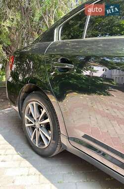 Седан Toyota Avensis 2012 в 
