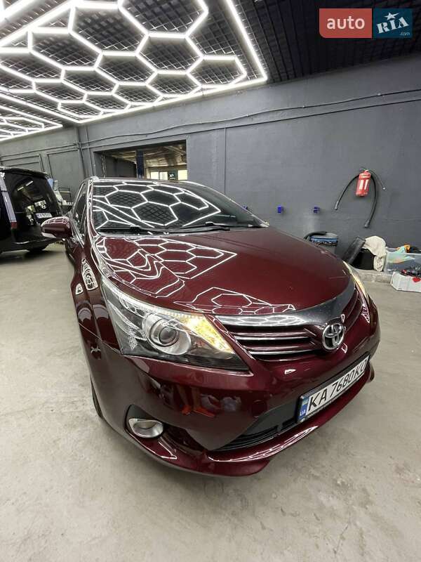 Toyota Avensis 2012
