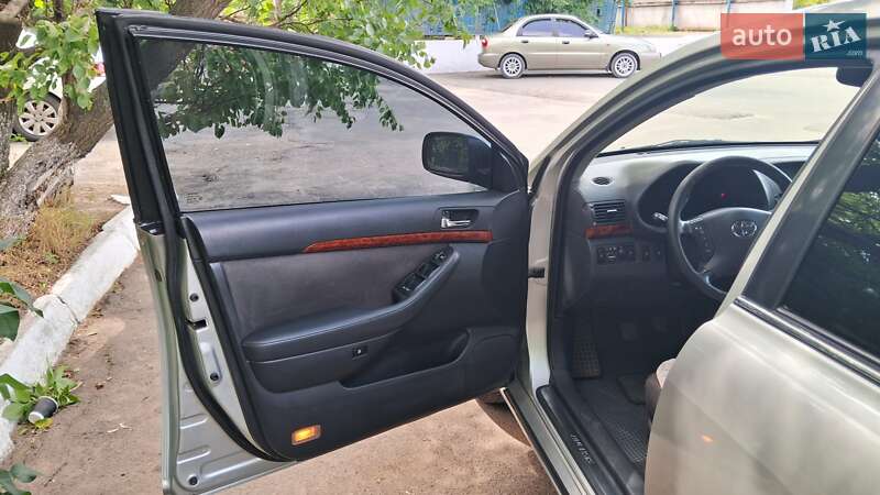 Ліфтбек Toyota Avensis 2004 в Одесі