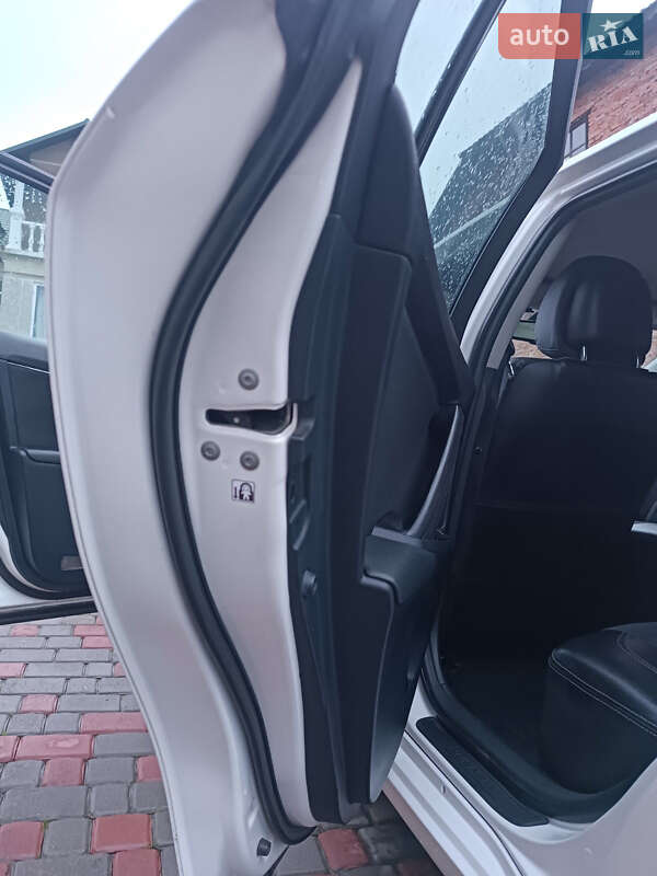 Універсал Toyota Avensis 2013 в Бережанах