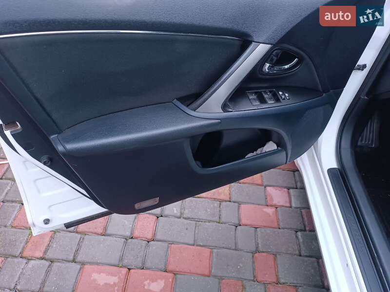 Універсал Toyota Avensis 2013 в Бережанах