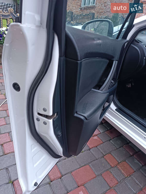 Універсал Toyota Avensis 2013 в Бережанах