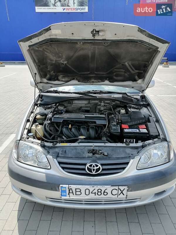 Лифтбек Toyota Avensis 2002 в Виннице