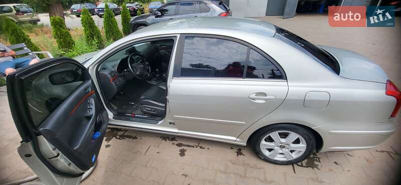 Седан Toyota Avensis 2003 в Кривом Роге