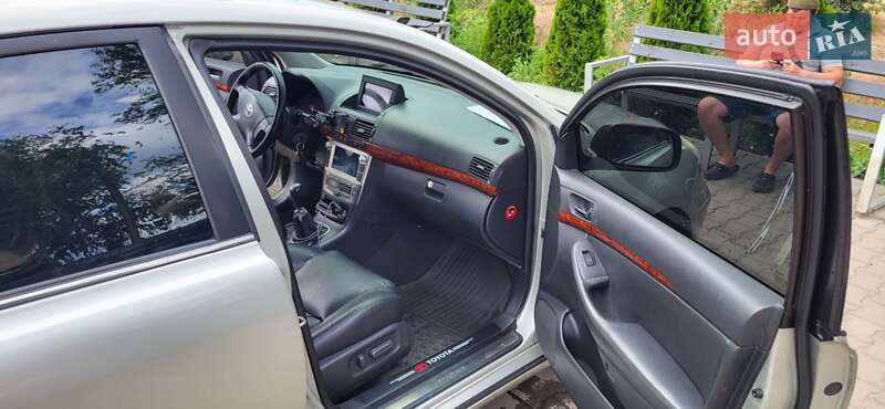 Седан Toyota Avensis 2003 в Кривом Роге