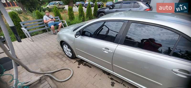 Седан Toyota Avensis 2003 в Кривом Роге