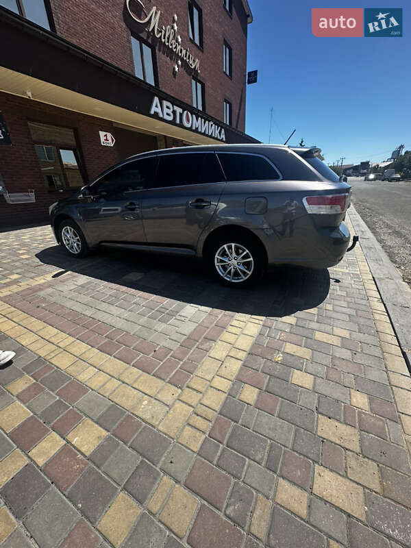 Универсал Toyota Avensis 2010 в Деражне