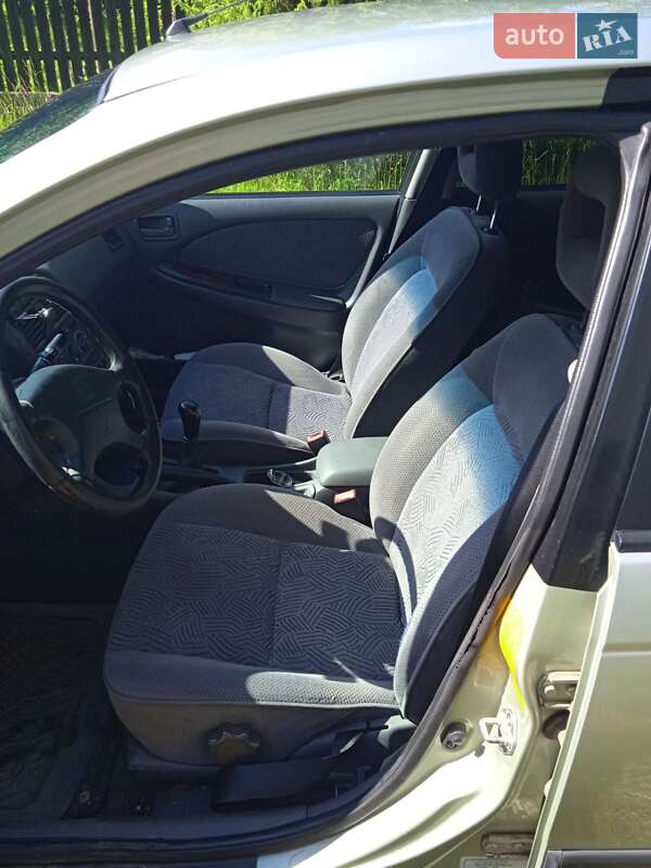 Ліфтбек Toyota Avensis 1999 в Вигоді