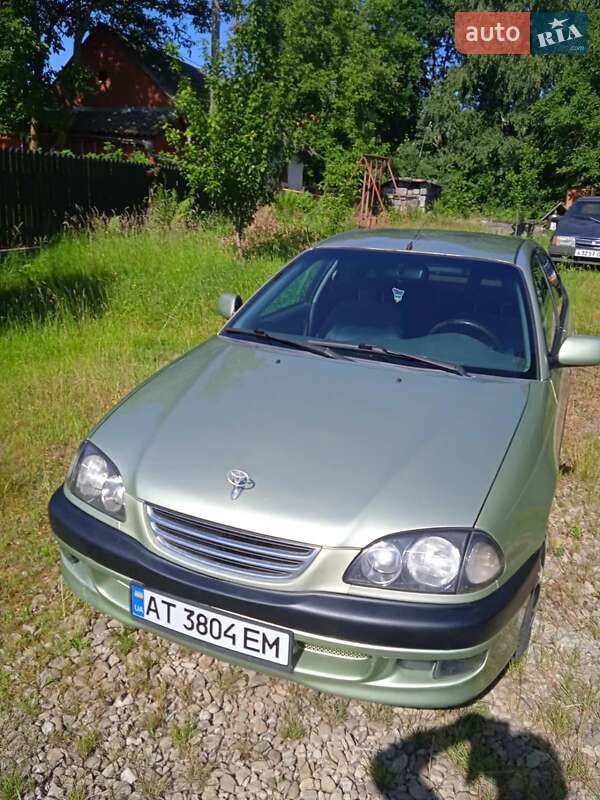 Ліфтбек Toyota Avensis 1999 в Вигоді