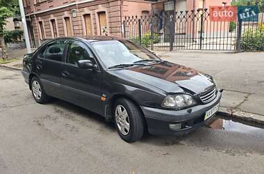Седан Toyota Avensis 1998 в Харкові