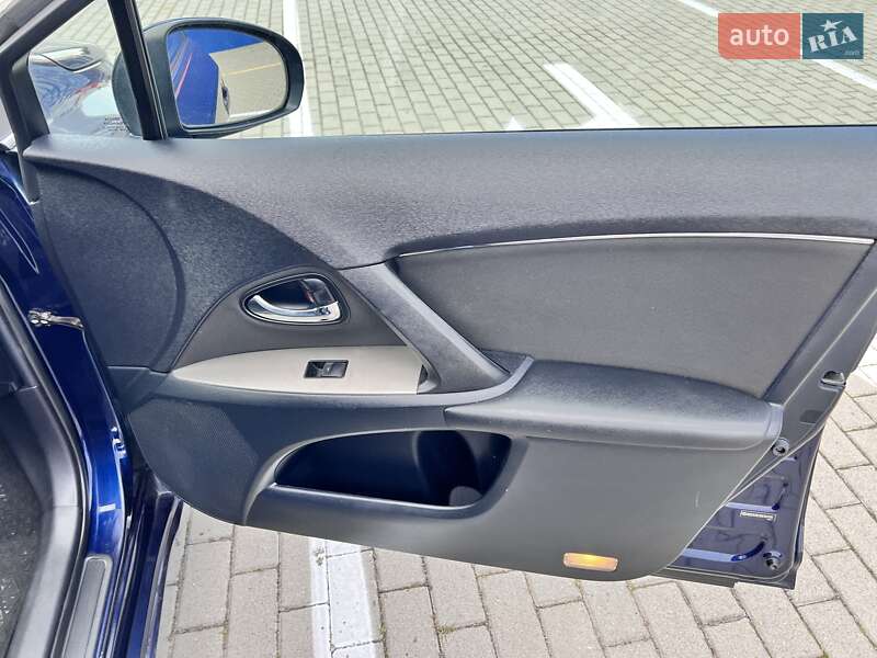 Универсал Toyota Avensis 2011 в Нововолынске