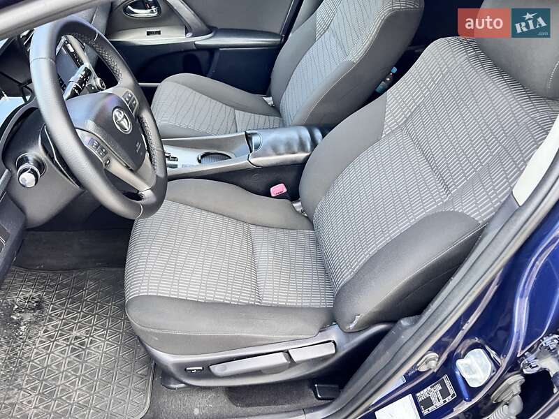 Универсал Toyota Avensis 2011 в Нововолынске