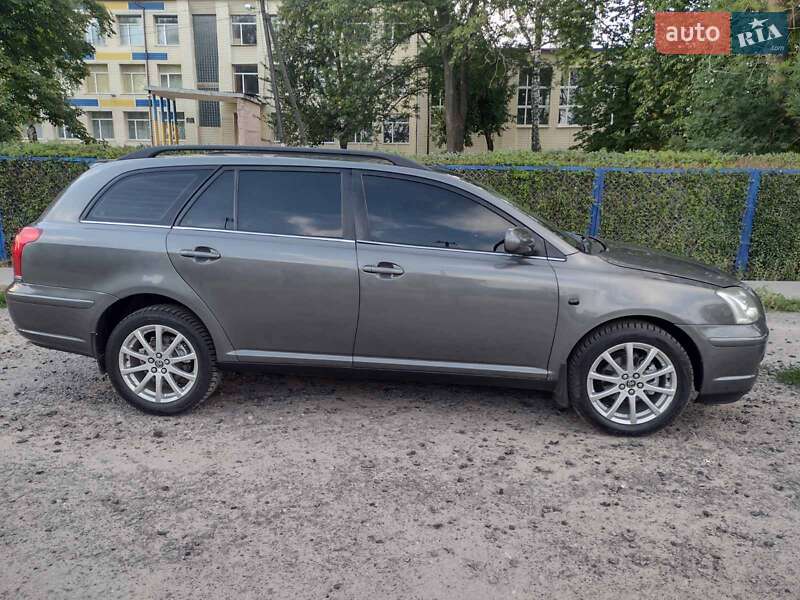 Универсал Toyota Avensis 2004 в Валках
