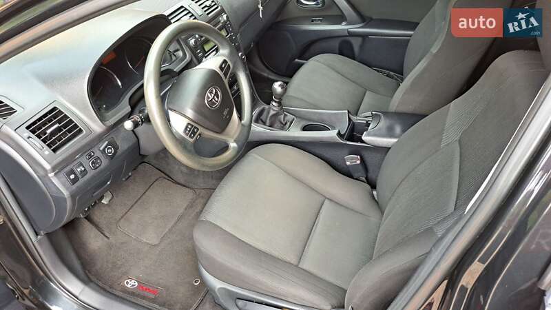 Седан Toyota Avensis 2009 в Мукачевому