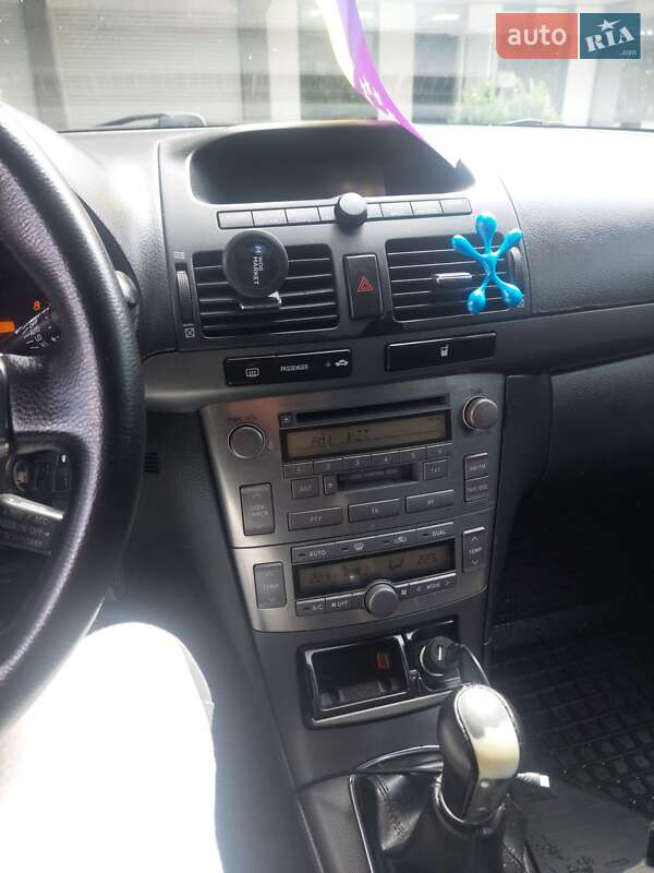 Седан Toyota Avensis 2003 в Львове