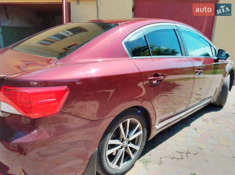 Седан Toyota Avensis 2012 в Карловке