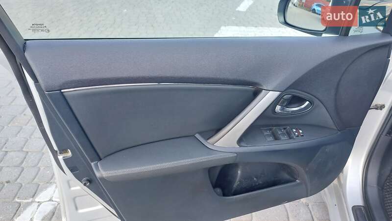 Седан Toyota Avensis 2012 в Львове