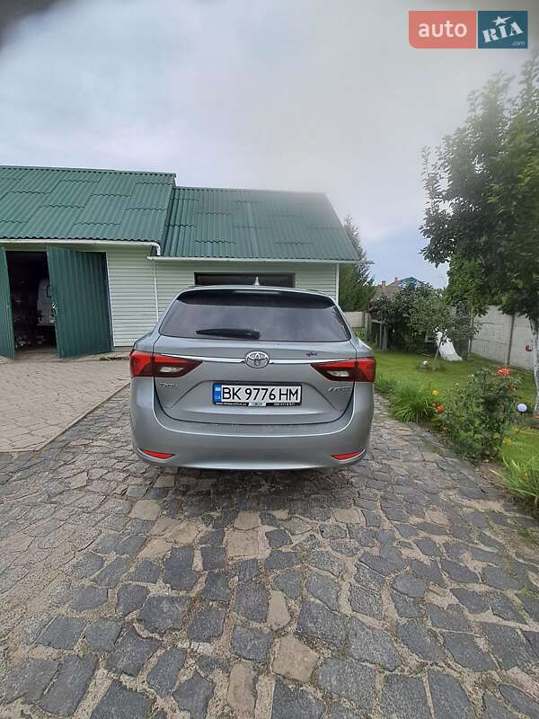 Универсал Toyota Avensis 2015 в Ровно