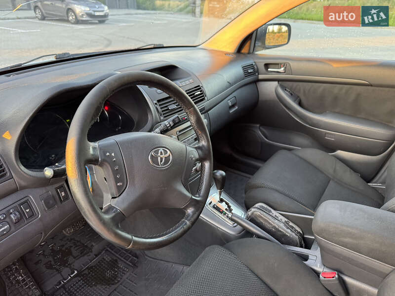 Універсал Toyota Avensis 2004 в Святопетрівське