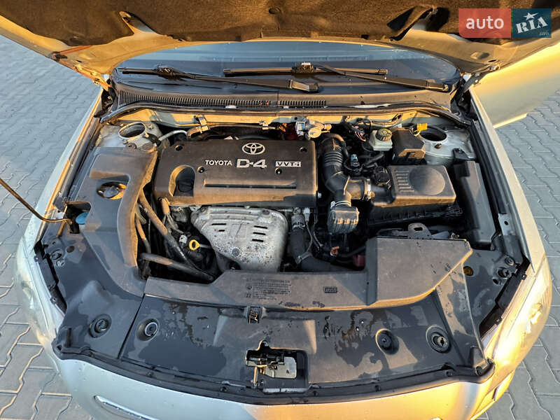 Універсал Toyota Avensis 2004 в Святопетрівське