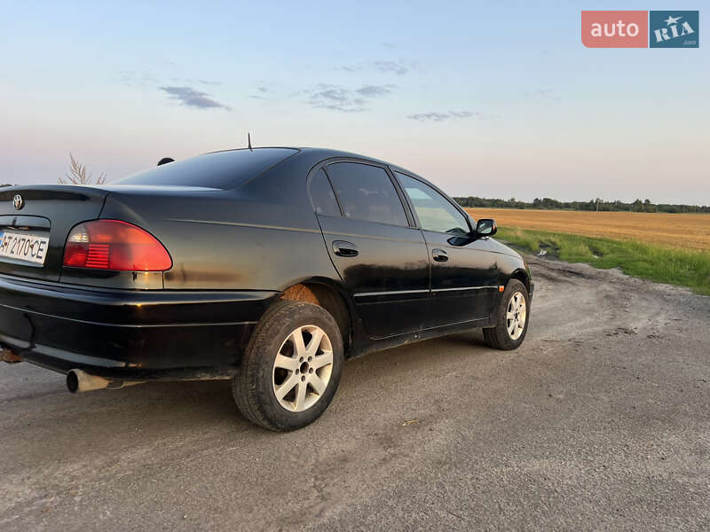 Седан Toyota Avensis 2000 в Коростышеве