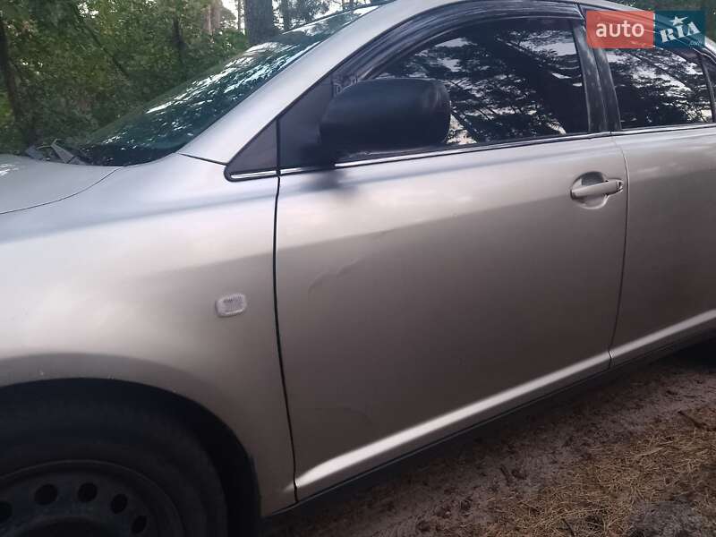 Седан Toyota Avensis 2003 в Александровке