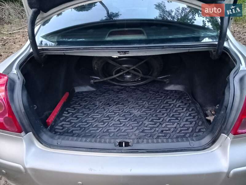 Седан Toyota Avensis 2003 в Александровке