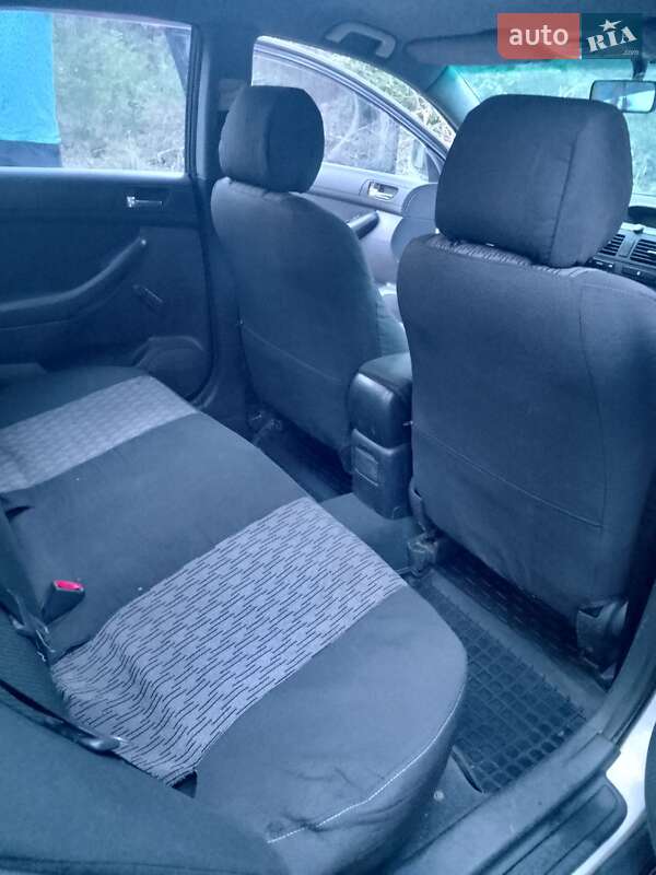 Седан Toyota Avensis 2003 в Александровке