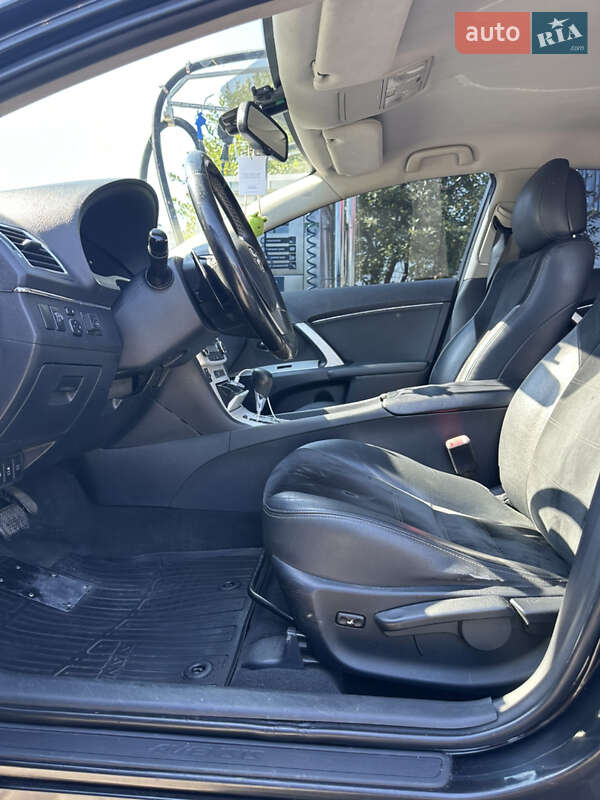 Седан Toyota Avensis 2012 в Львове