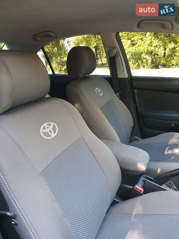 Седан Toyota Avensis 2004 в Черкассах