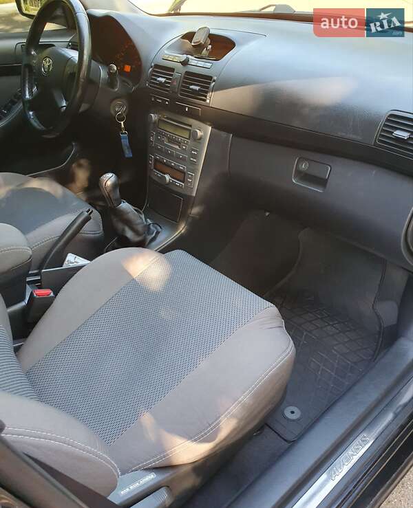 Седан Toyota Avensis 2004 в Черкассах