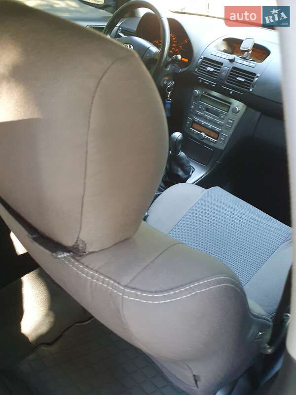 Седан Toyota Avensis 2004 в Черкассах