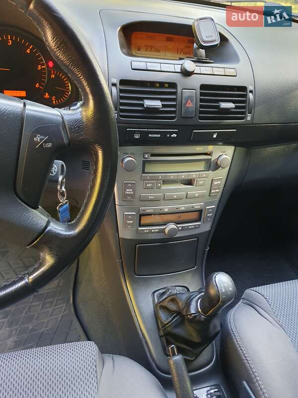 Седан Toyota Avensis 2004 в Черкассах