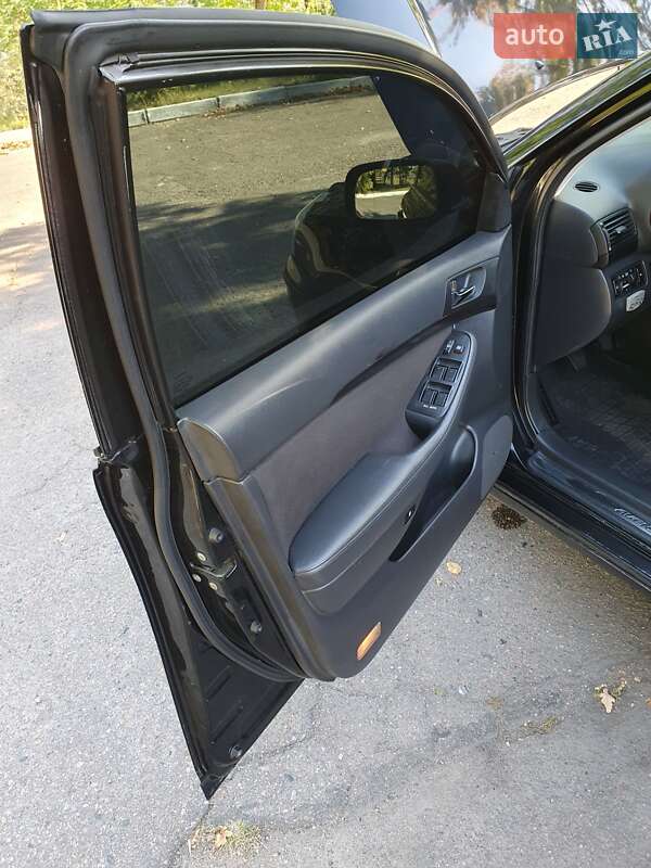 Седан Toyota Avensis 2004 в Черкассах