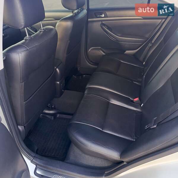 Лифтбек Toyota Avensis 2006 в Киеве