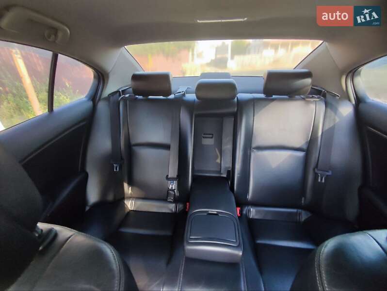 Седан Toyota Avensis 2011 в Белогородке