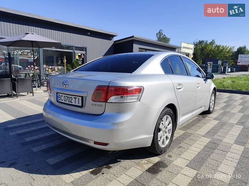 Седан Toyota Avensis 2010 в Львове