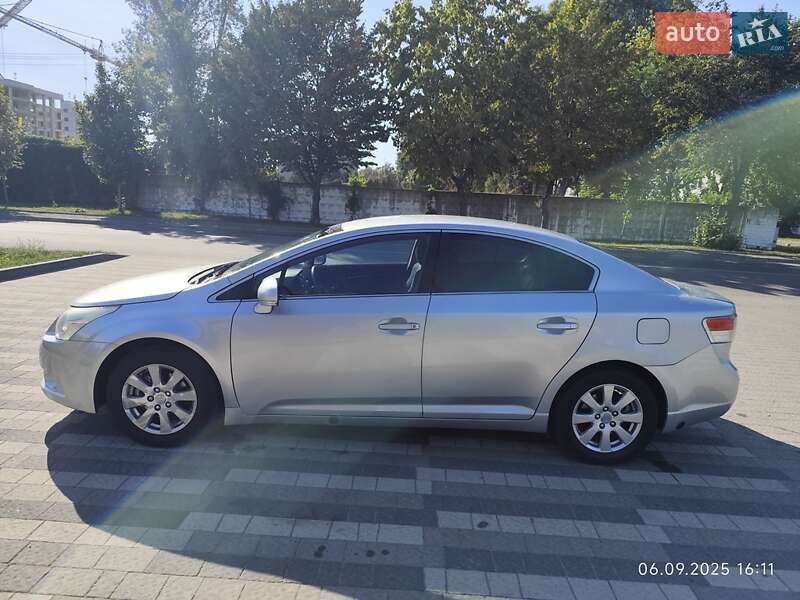 Седан Toyota Avensis 2010 в Львове