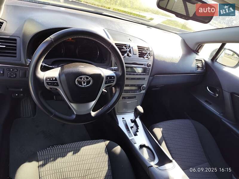 Седан Toyota Avensis 2010 в Львове
