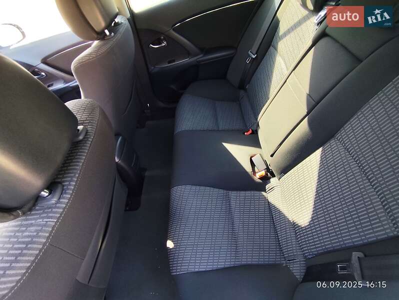 Седан Toyota Avensis 2010 в Львове