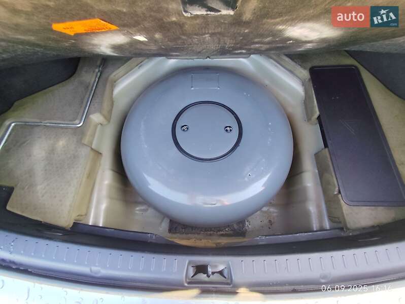 Седан Toyota Avensis 2010 в Львове