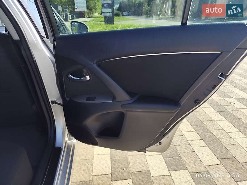 Седан Toyota Avensis 2010 в Львове