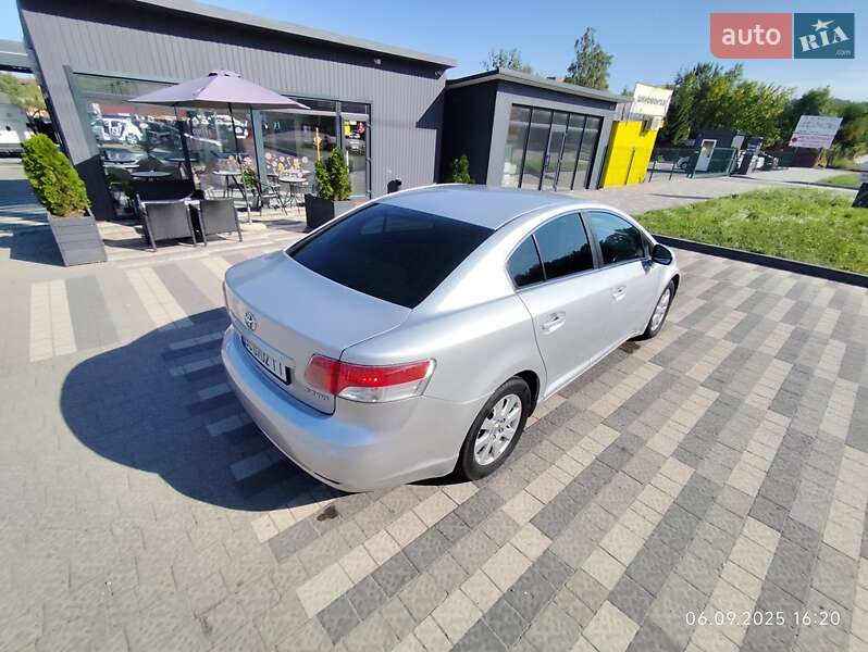 Седан Toyota Avensis 2010 в Львове