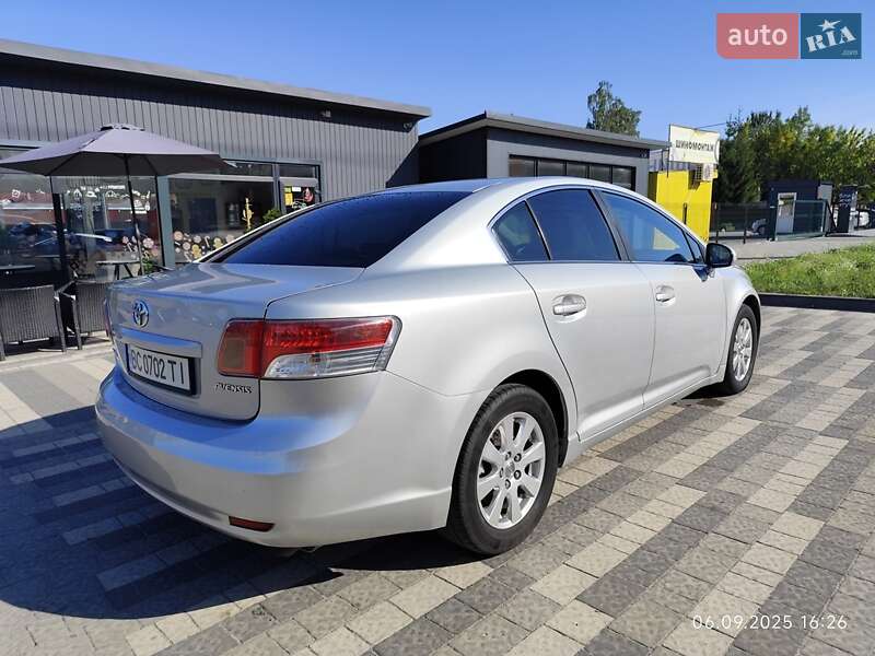Седан Toyota Avensis 2010 в Львове