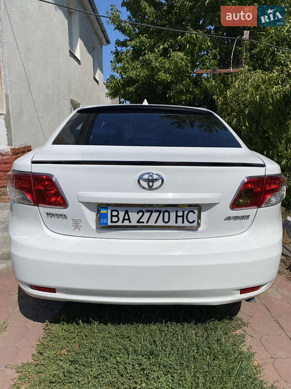 Седан Toyota Avensis 2011 в Гайвороне